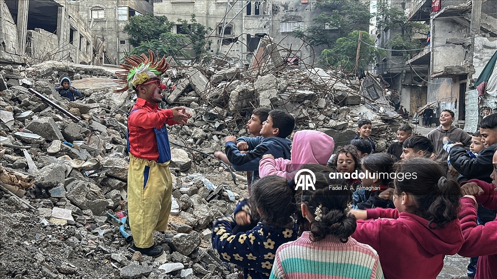 مهرّج مكلوم.. أبو سكر يرسم البسمة على وجوه أطفال غزة