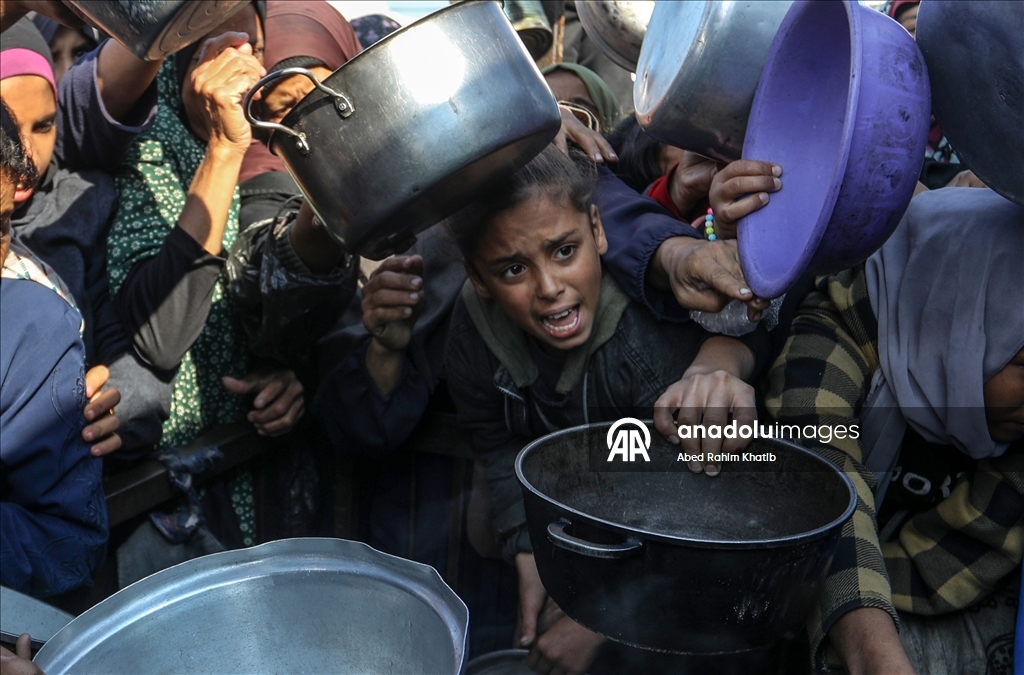 Gazze’de yerinden edilenler için sıcak yemek dağıtımı sürüyor