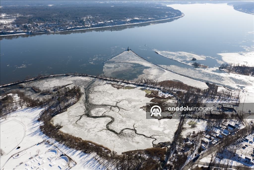 В Кингстоне река Гудзон покрылась льдом из-за сильных морозов