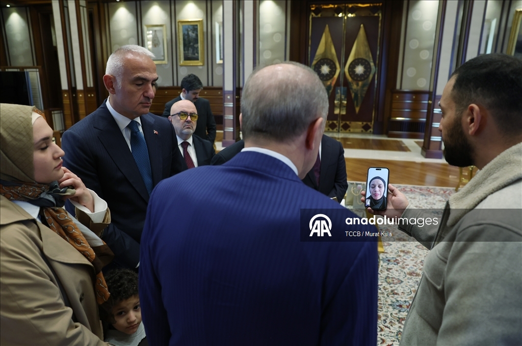 أردوغان يستقبل أسرة الطفلة "هند رجب" التي قتلتها إسرائيل