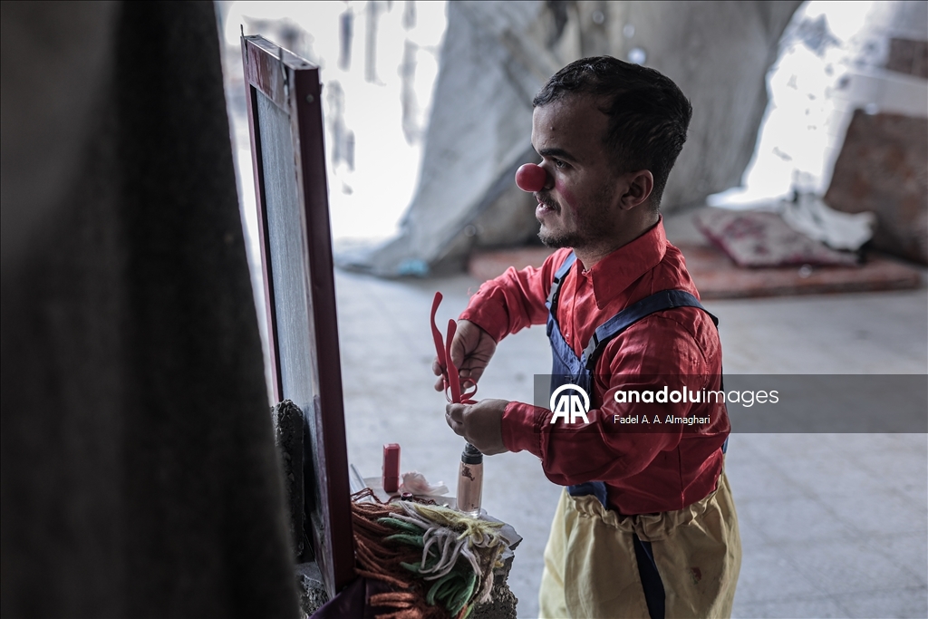 مهرّج مكلوم.. أبو سكر يرسم البسمة على وجوه أطفال غزة