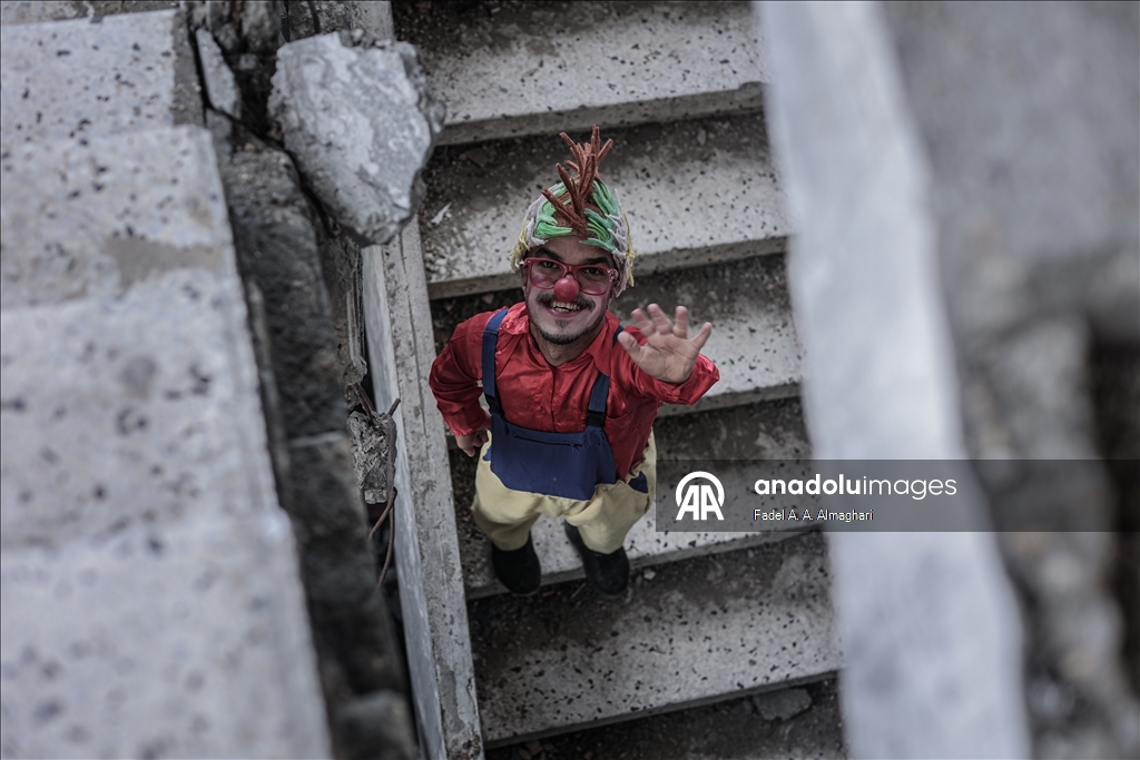 مهرّج مكلوم.. أبو سكر يرسم البسمة على وجوه أطفال غزة