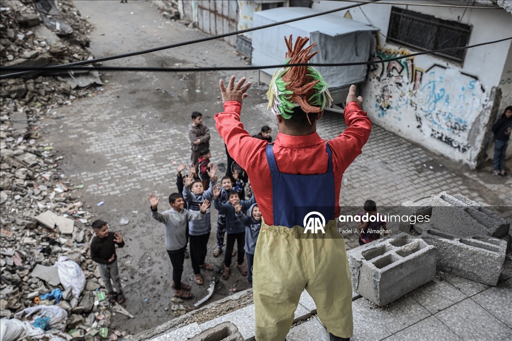 مهرّج مكلوم.. أبو سكر يرسم البسمة على وجوه أطفال غزة