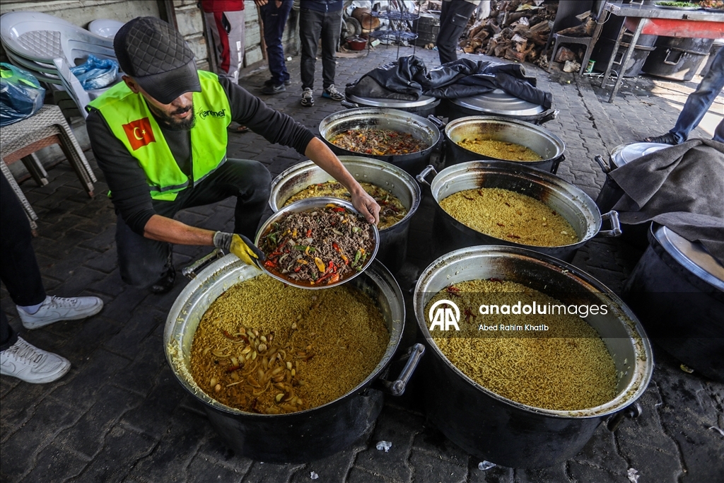 Gazze’de yerinden edilenler için sıcak yemek dağıtımı sürüyor