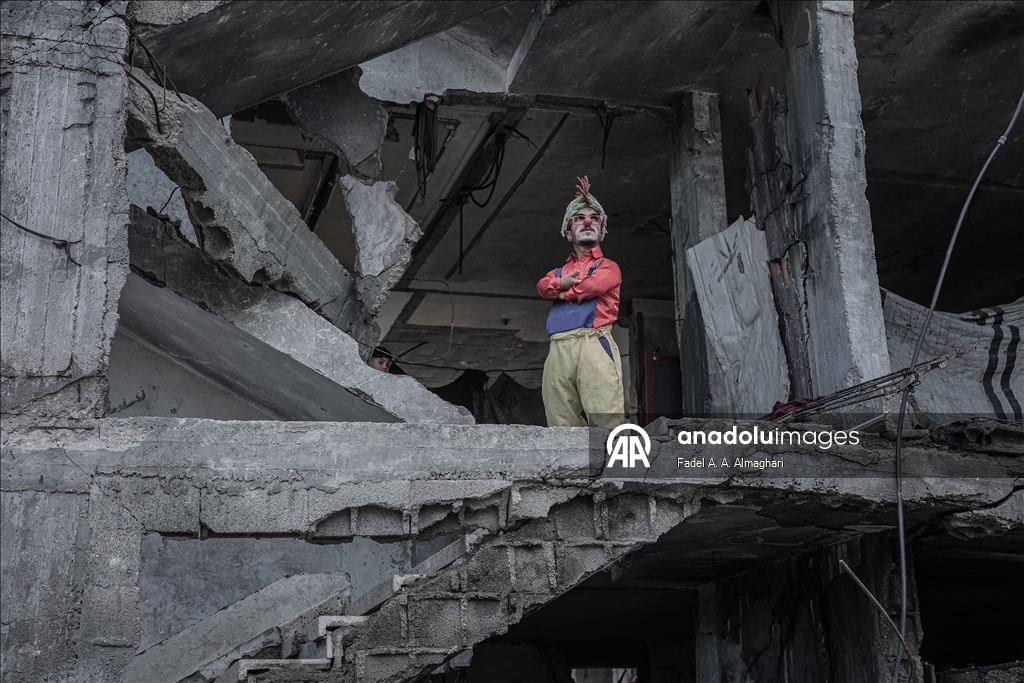 مهرّج مكلوم.. أبو سكر يرسم البسمة على وجوه أطفال غزة