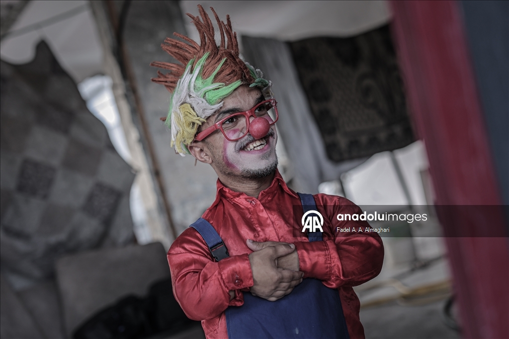 مهرّج مكلوم.. أبو سكر يرسم البسمة على وجوه أطفال غزة
