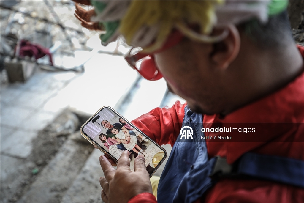 مهرّج مكلوم.. أبو سكر يرسم البسمة على وجوه أطفال غزة