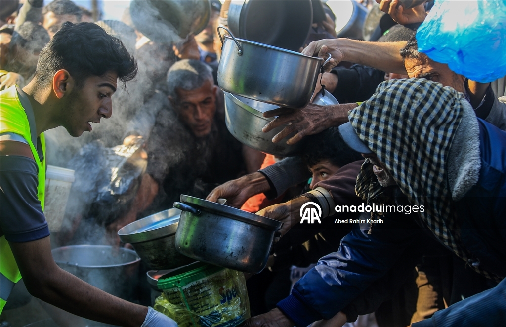 Gazze’de yerinden edilenler için sıcak yemek dağıtımı sürüyor