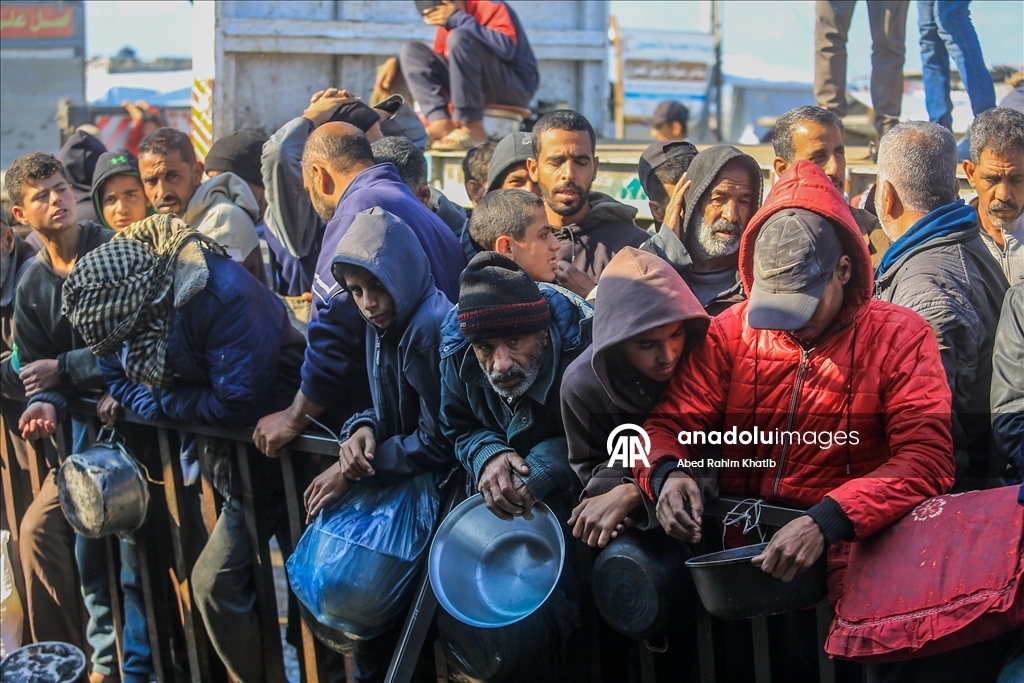Gazze’de yerinden edilenler için sıcak yemek dağıtımı sürüyor