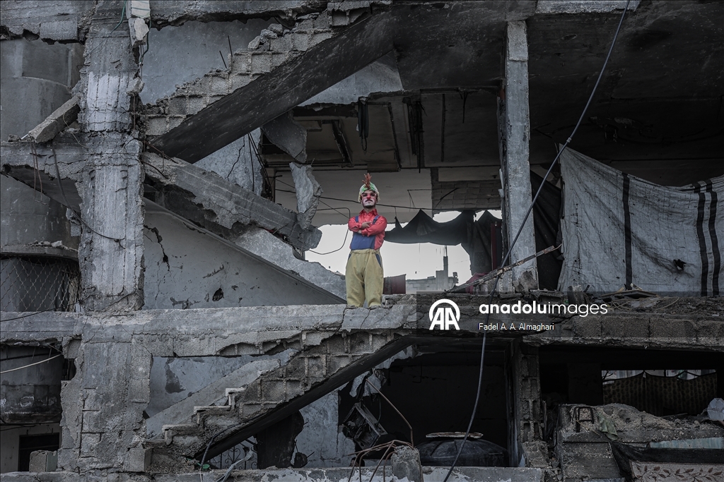 مهرّج مكلوم.. أبو سكر يرسم البسمة على وجوه أطفال غزة