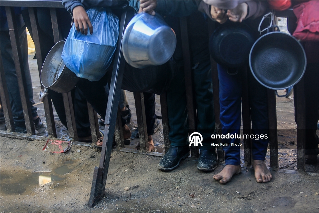 Gazze’de yerinden edilenler için sıcak yemek dağıtımı sürüyor
