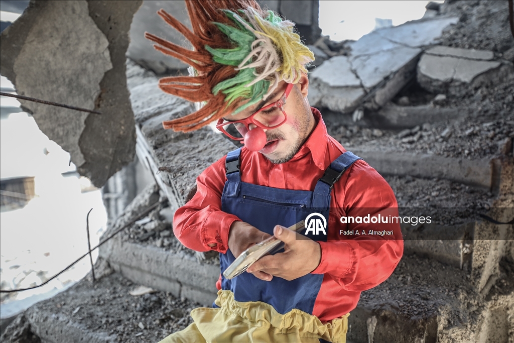 مهرّج مكلوم.. أبو سكر يرسم البسمة على وجوه أطفال غزة