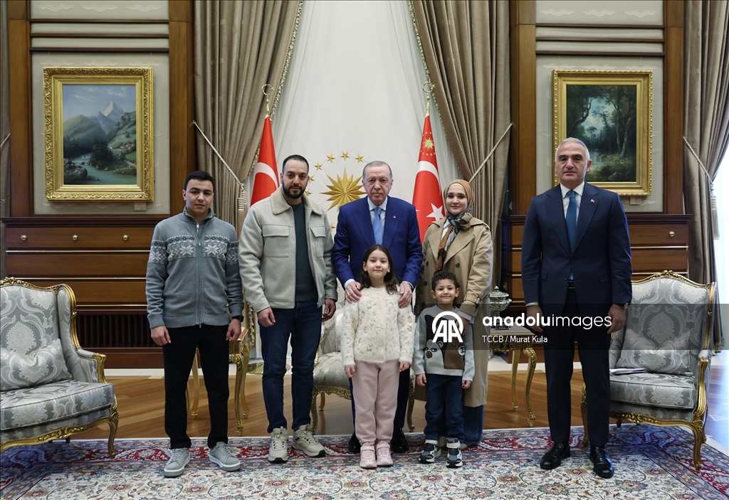 أردوغان يستقبل أسرة الطفلة "هند رجب" التي قتلتها إسرائيل