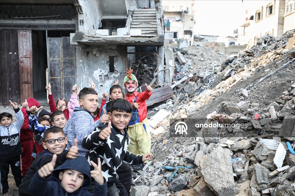 مهرّج مكلوم.. أبو سكر يرسم البسمة على وجوه أطفال غزة