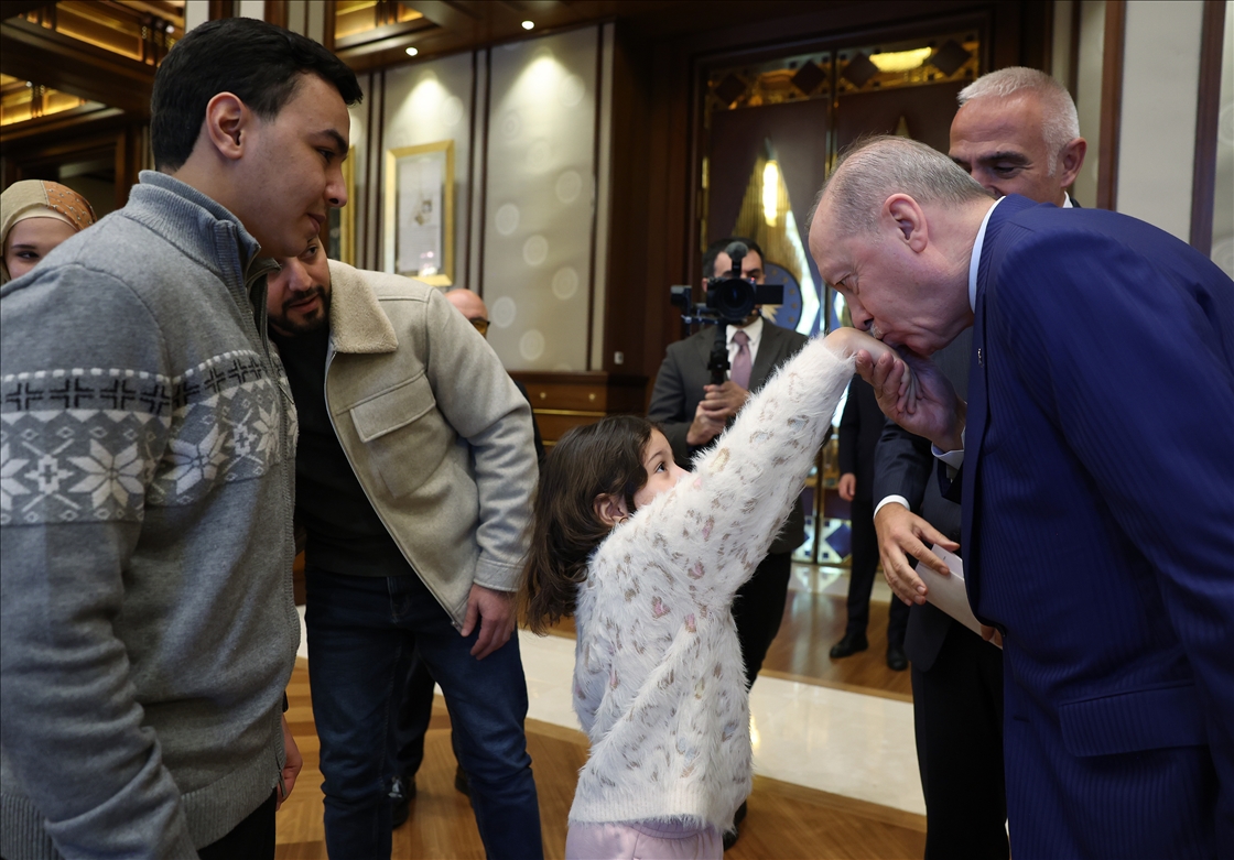 أردوغان يستقبل أسرة الطفلة "هند رجب" التي قتلتها إسرائيل