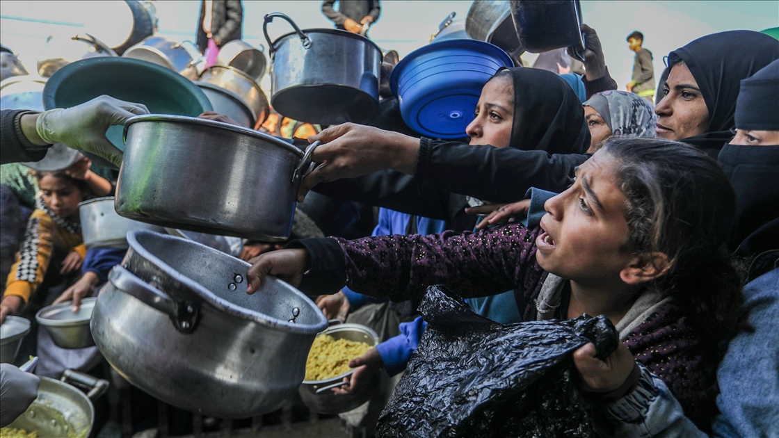 Gazze’de yerinden edilenler için sıcak yemek dağıtımı sürüyor