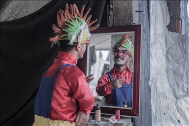 مهرّج مكلوم.. أبو سكر يرسم البسمة على وجوه أطفال غزة