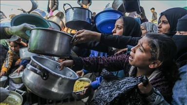 Gazze’de yerinden edilenler için sıcak yemek dağıtımı sürüyor