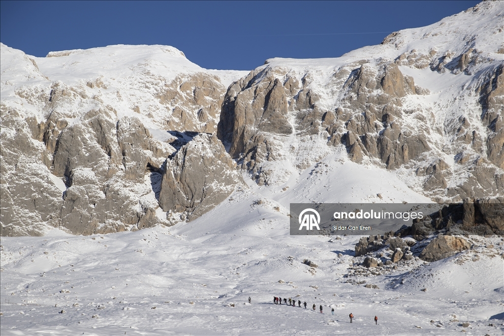 Tunceli'de karlı dağlara yapılan tırmanışlar kış turizmine canlılık katıyor