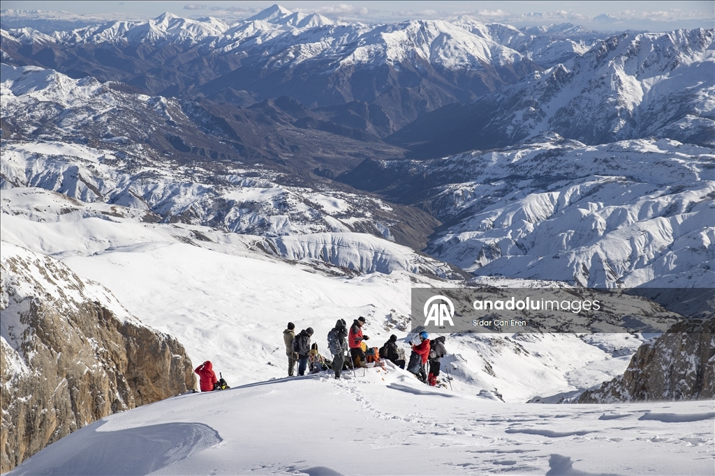 Li Tunceliyê hilkişîna çiyayên ku berfê nixûmandine, turîzma zivistanê zindî dike