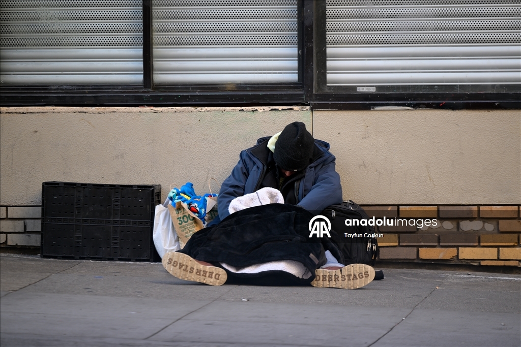 Бездомные люди живут на улицах Сан-Франциско, ежедневно сталкиваясь с суровыми условиями