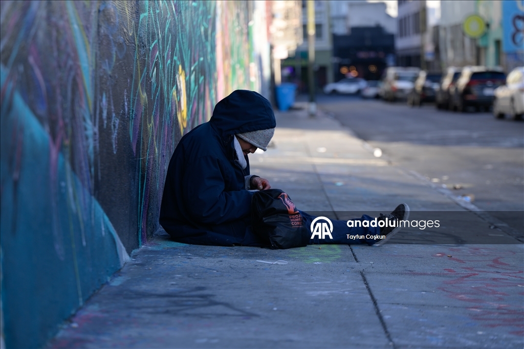 Бездомные люди живут на улицах Сан-Франциско, ежедневно сталкиваясь с суровыми условиями