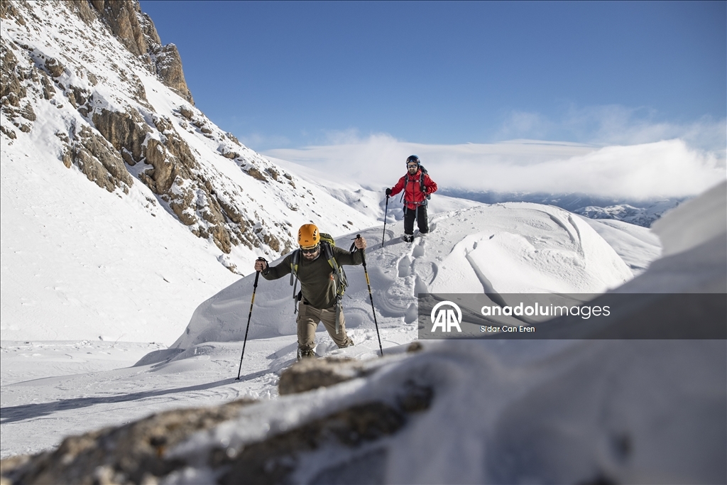 Li Tunceliyê hilkişîna çiyayên ku berfê nixûmandine, turîzma zivistanê zindî dike