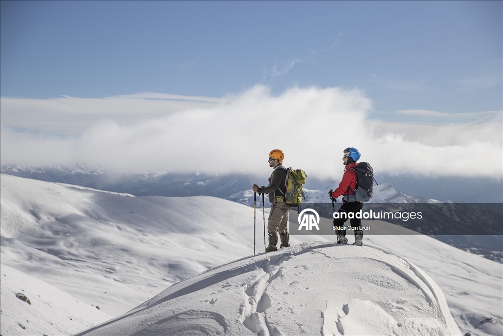 Tunceli'de karlı dağlara yapılan tırmanışlar kış turizmine canlılık katıyor