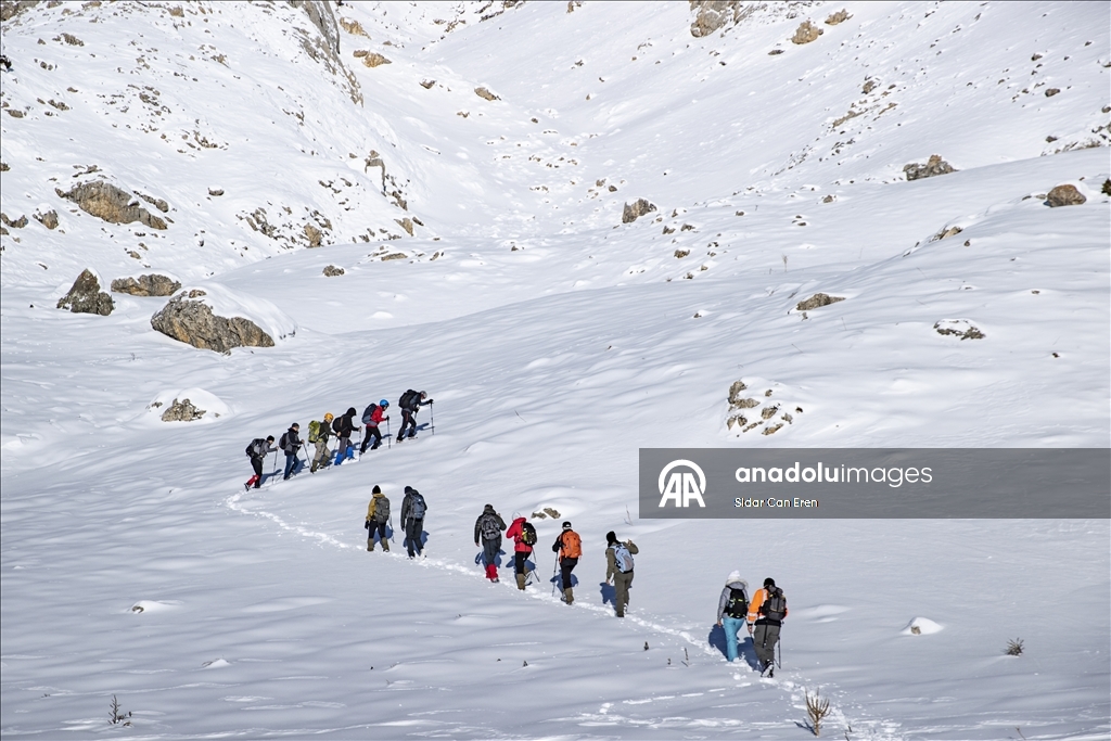Tunceli'de karlı dağlara yapılan tırmanışlar kış turizmine canlılık katıyor