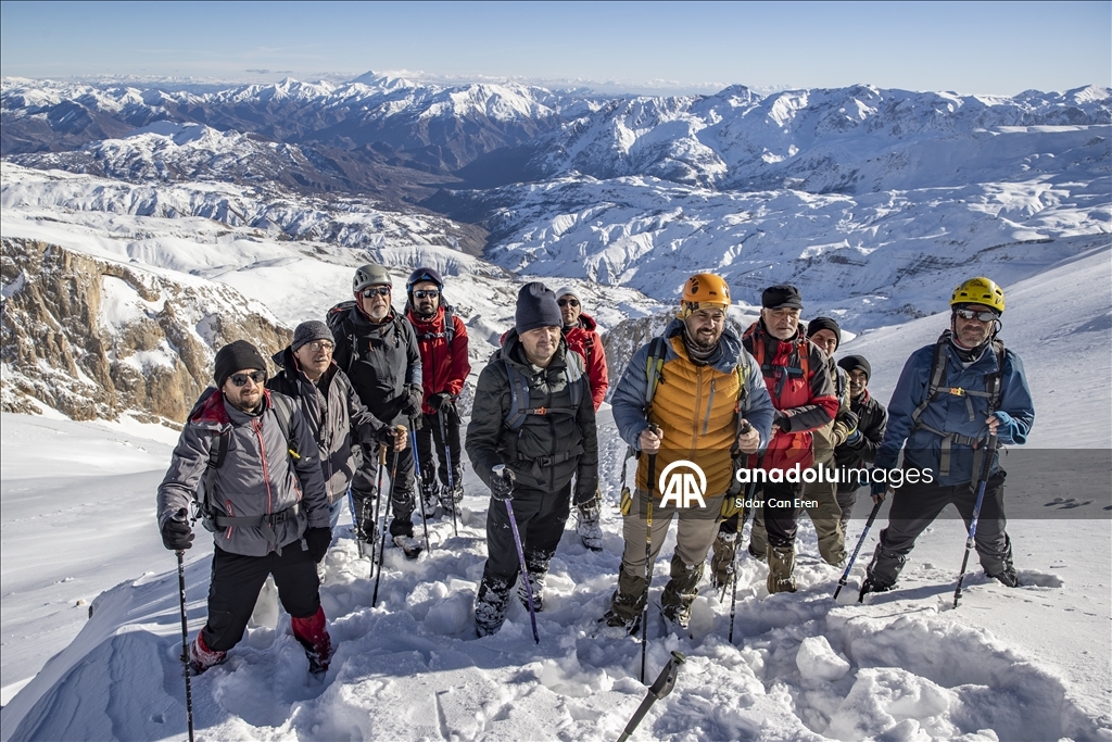 Li Tunceliyê hilkişîna çiyayên ku berfê nixûmandine, turîzma zivistanê zindî dike