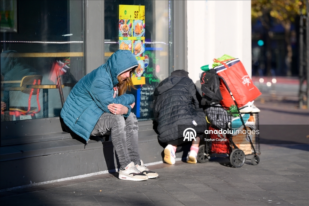 Бездомные люди живут на улицах Сан-Франциско, ежедневно сталкиваясь с суровыми условиями