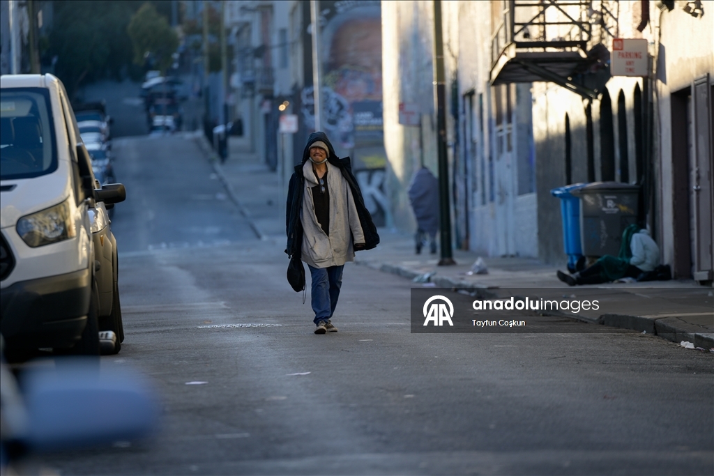 Бездомные люди живут на улицах Сан-Франциско, ежедневно сталкиваясь с суровыми условиями