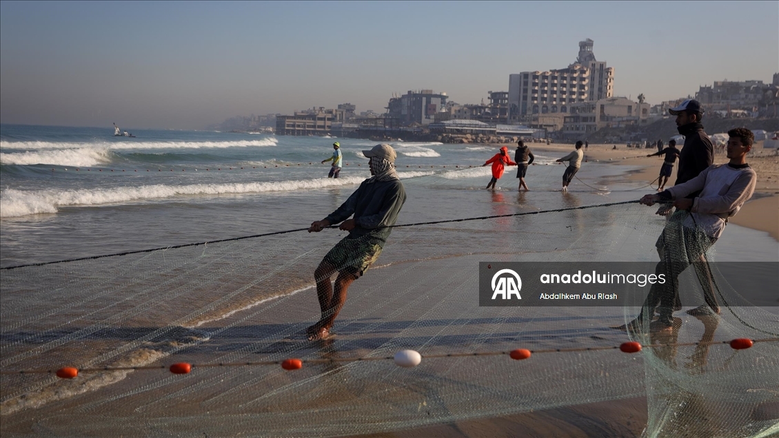 Gazze'de balıkçılar zor şartlar altında avlanmaya devam ediyor
