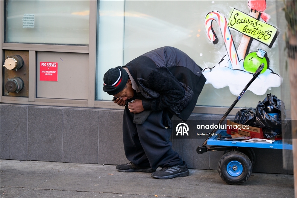 Бездомные люди живут на улицах Сан-Франциско, ежедневно сталкиваясь с суровыми условиями