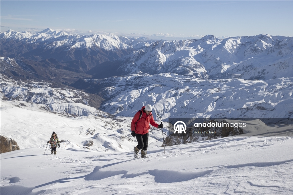 Li Tunceliyê hilkişîna çiyayên ku berfê nixûmandine, turîzma zivistanê zindî dike