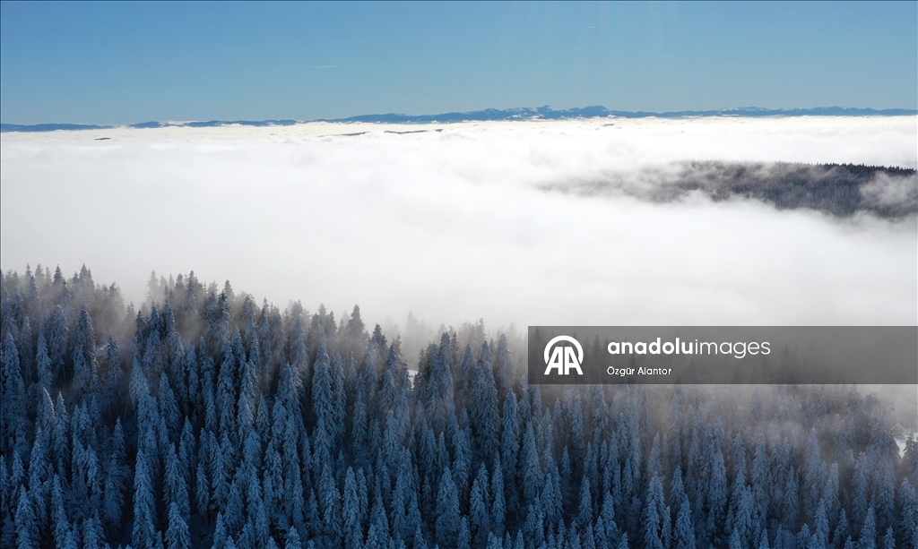 Покрытые белоснежным покровом Кюре-Даглары зафиксированы с высоты птичьего полета