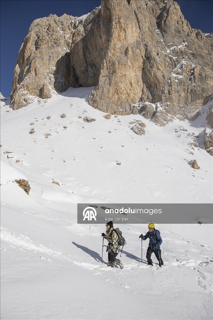Li Tunceliyê hilkişîna çiyayên ku berfê nixûmandine, turîzma zivistanê zindî dike