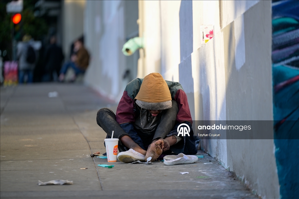 Бездомные люди живут на улицах Сан-Франциско, ежедневно сталкиваясь с суровыми условиями