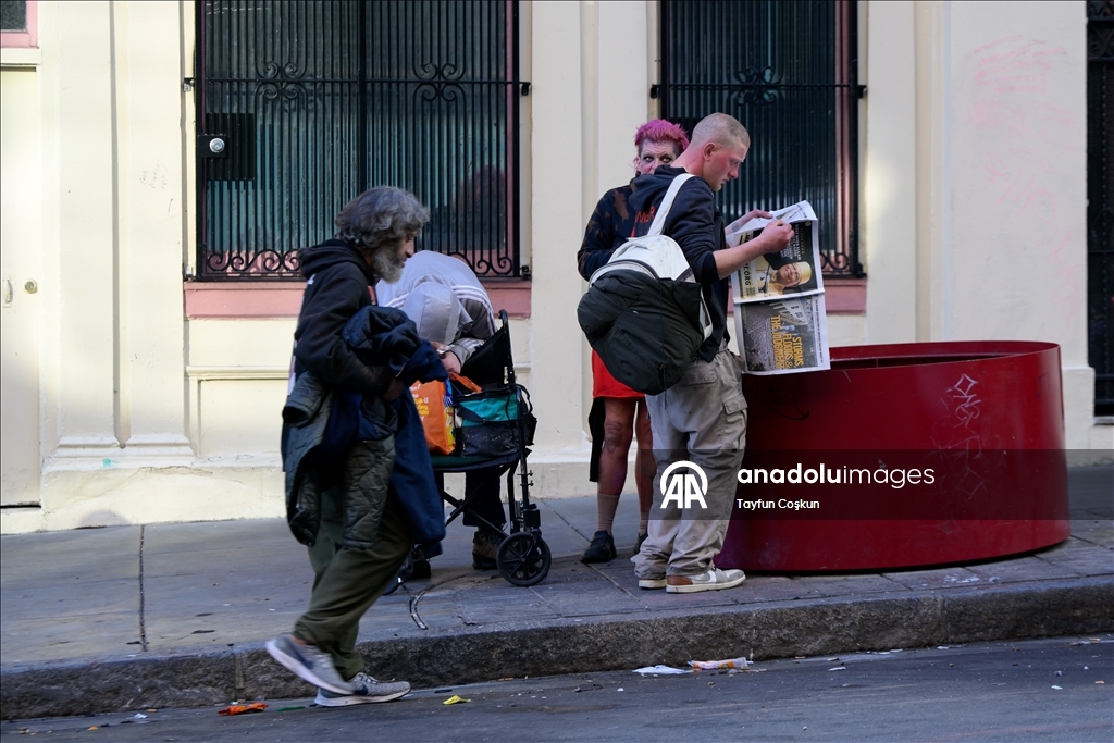 Бездомные люди живут на улицах Сан-Франциско, ежедневно сталкиваясь с суровыми условиями