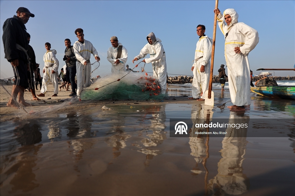 Gazze'de balıkçılar zor şartlar altında avlanmaya devam ediyor