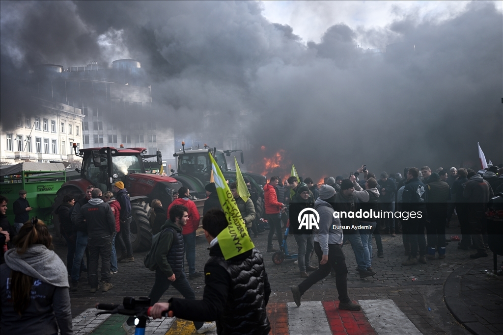Brüksel'de AB Liderler Zirvesi'nin yapıldığı sırada çiftçilerden traktörlü protesto