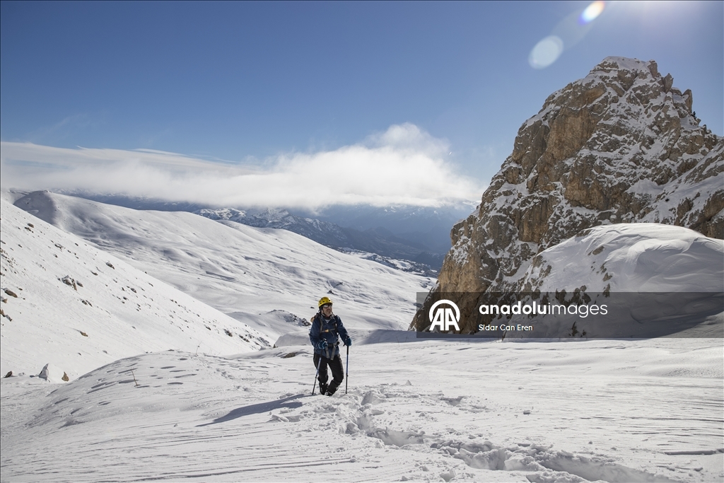 Tunceli'de karlı dağlara yapılan tırmanışlar kış turizmine canlılık katıyor