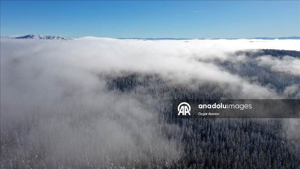 Покрытые белоснежным покровом Кюре-Даглары зафиксированы с высоты птичьего полета