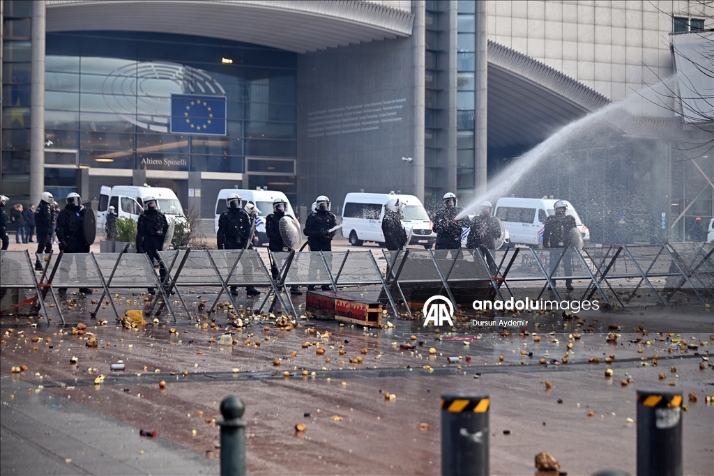 Brüksel'de AB Liderler Zirvesi'nin yapıldığı sırada çiftçilerden traktörlü protesto