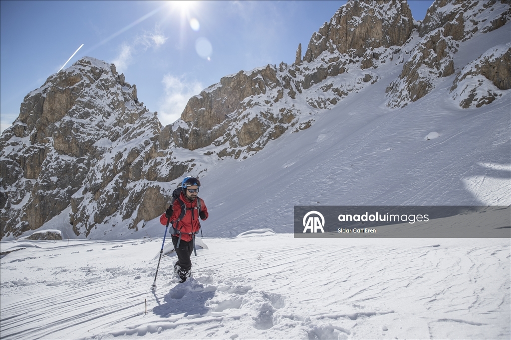 Li Tunceliyê hilkişîna çiyayên ku berfê nixûmandine, turîzma zivistanê zindî dike