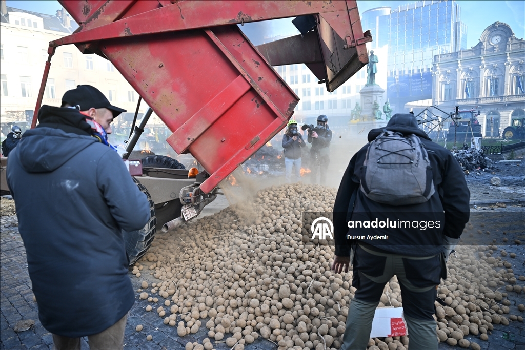 Brüksel'de AB Liderler Zirvesi'nin yapıldığı sırada çiftçilerden traktörlü protesto