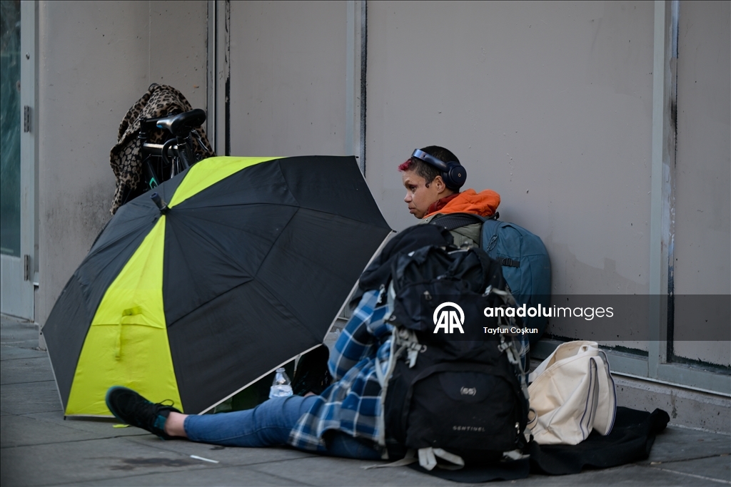 Бездомные люди живут на улицах Сан-Франциско, ежедневно сталкиваясь с суровыми условиями