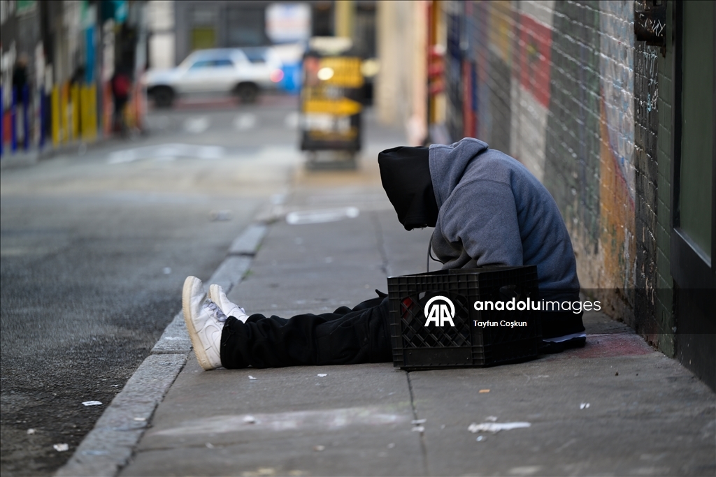 Бездомные люди живут на улицах Сан-Франциско, ежедневно сталкиваясь с суровыми условиями