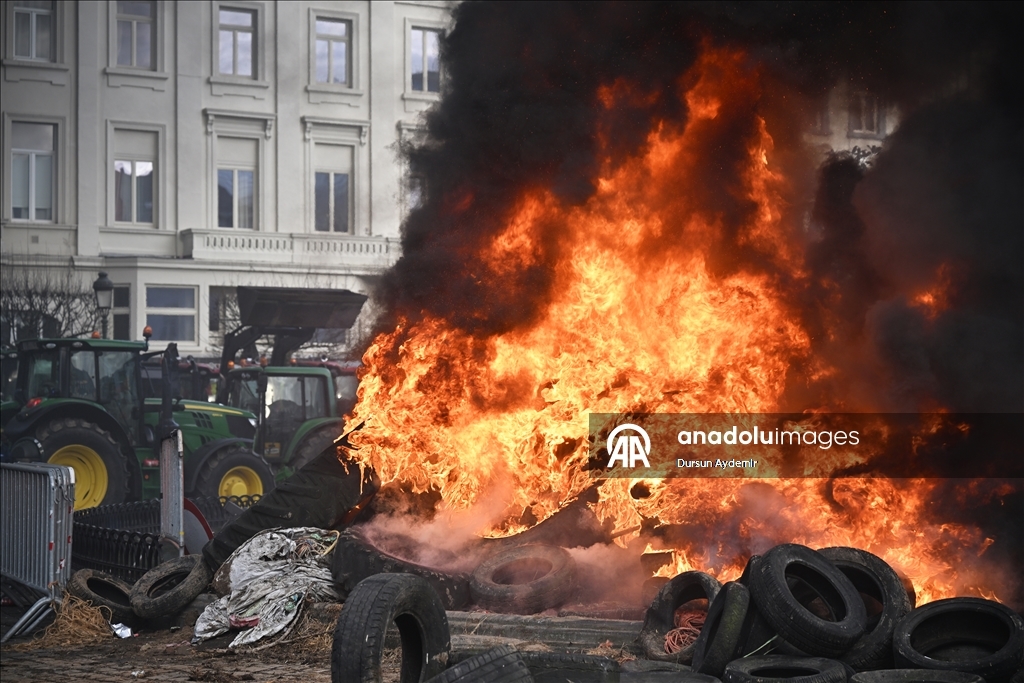 Brüksel'de AB Liderler Zirvesi'nin yapıldığı sırada çiftçilerden traktörlü protesto