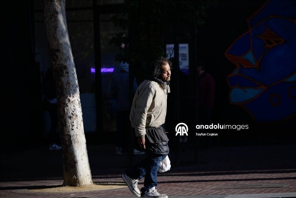 Бездомные люди живут на улицах Сан-Франциско, ежедневно сталкиваясь с суровыми условиями